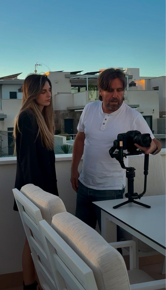 Grabando video de la terraza de una Villa en venta